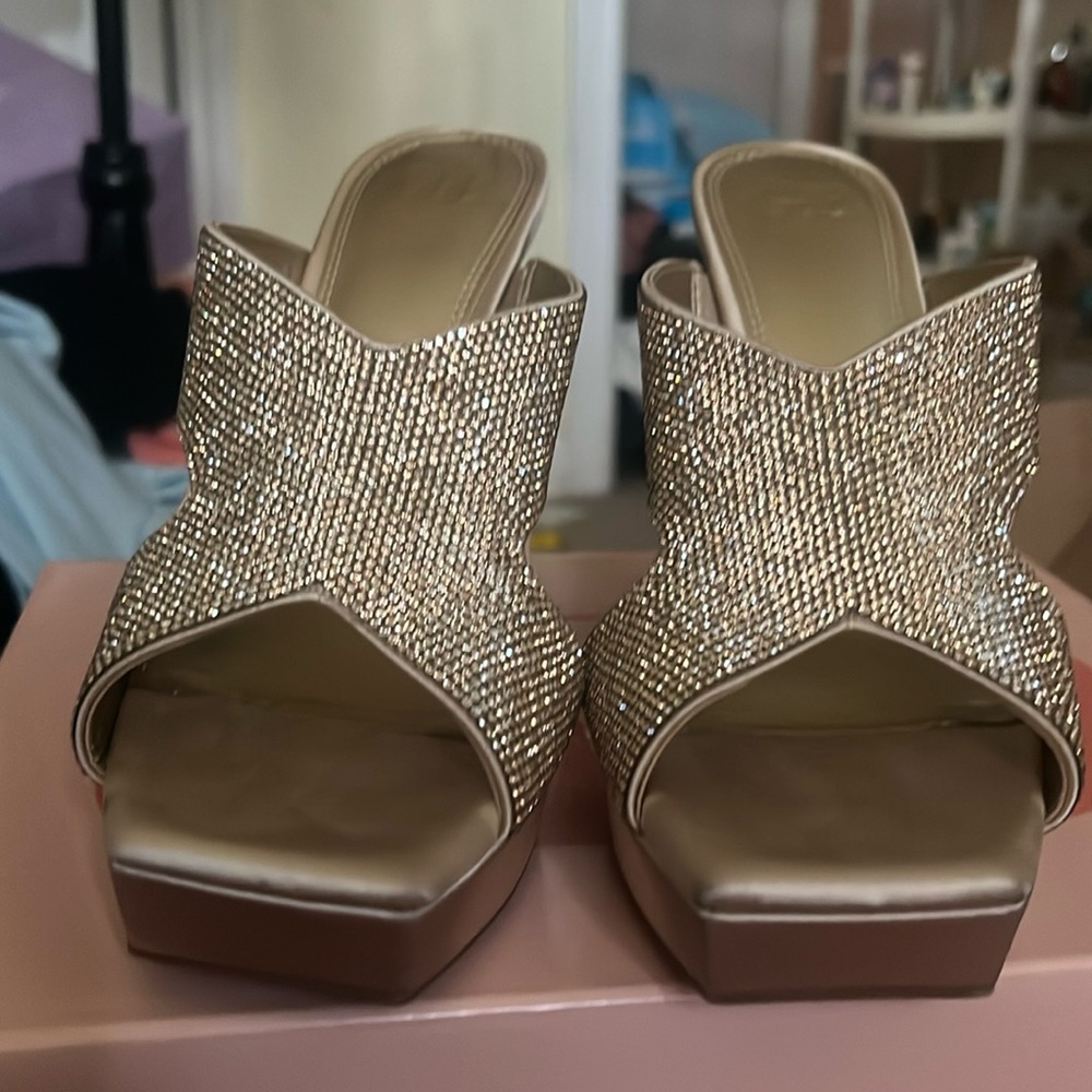 Gorgeous Shoes in Great Condition. Worn once. Size 8.5. Cushioned insole.